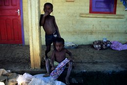 Archipel-des-Comores;-Enfants;-Famille;-France;-Kaleidos;-Kaleidos-images;-La-parole-à-limage;-Laurent-Abad;-Maison;-Mayotte;-Océan-Indien;-Perron;-Portrait;-Stories-Pictures;-Vie-quotidienne